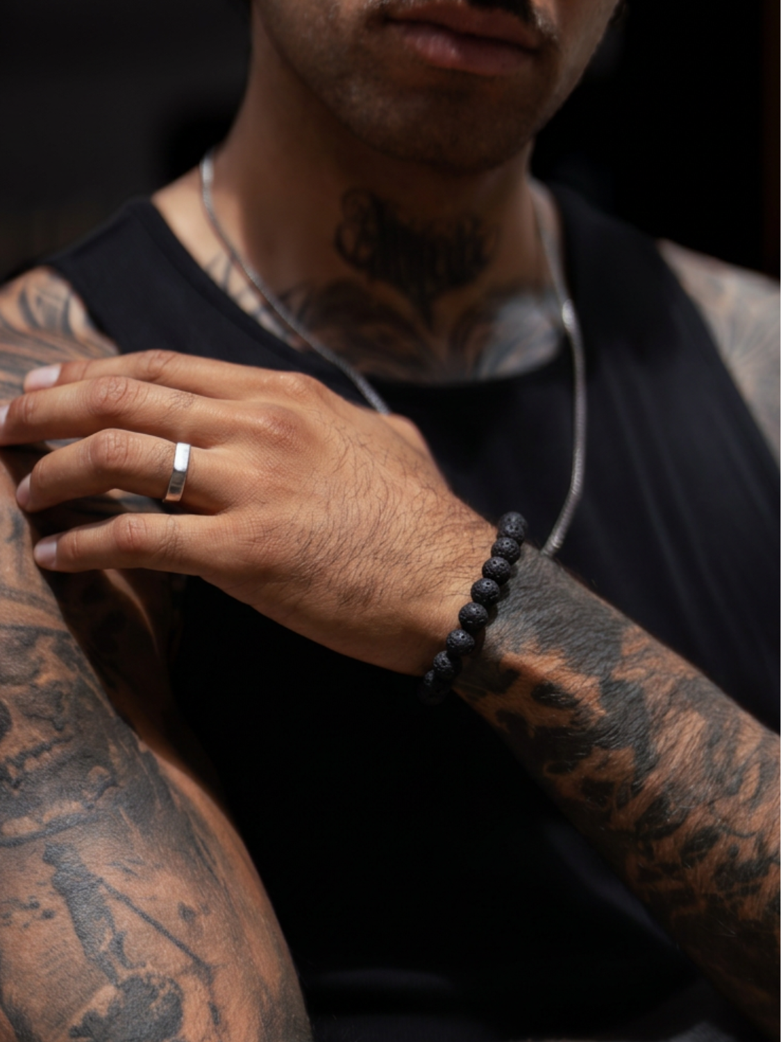 Herren Lavastein Perlenarmband schwarz am Handgelenk getragen Lifestyle