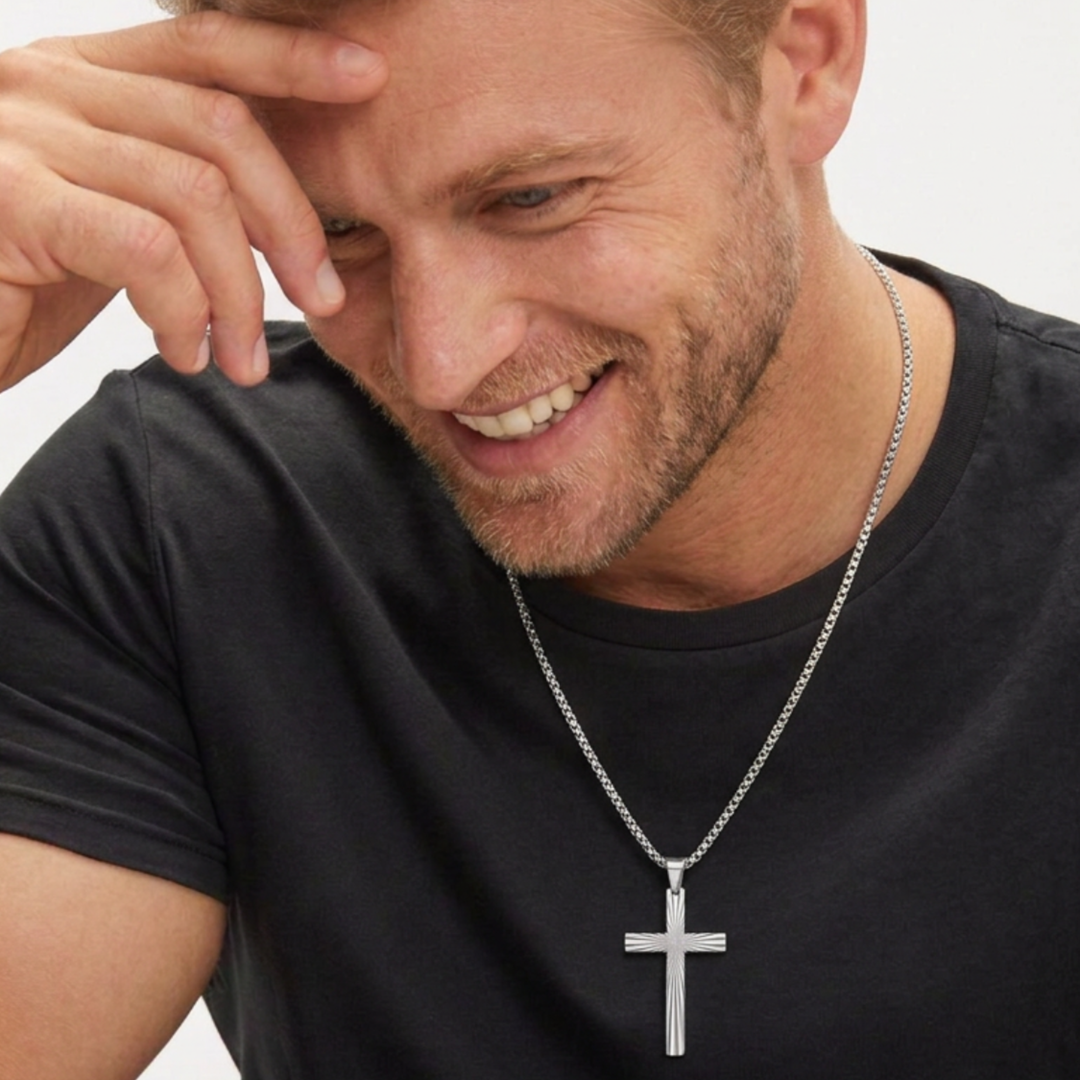 Herren Kreuz Halskette Silber am Model getragen Lifestyle