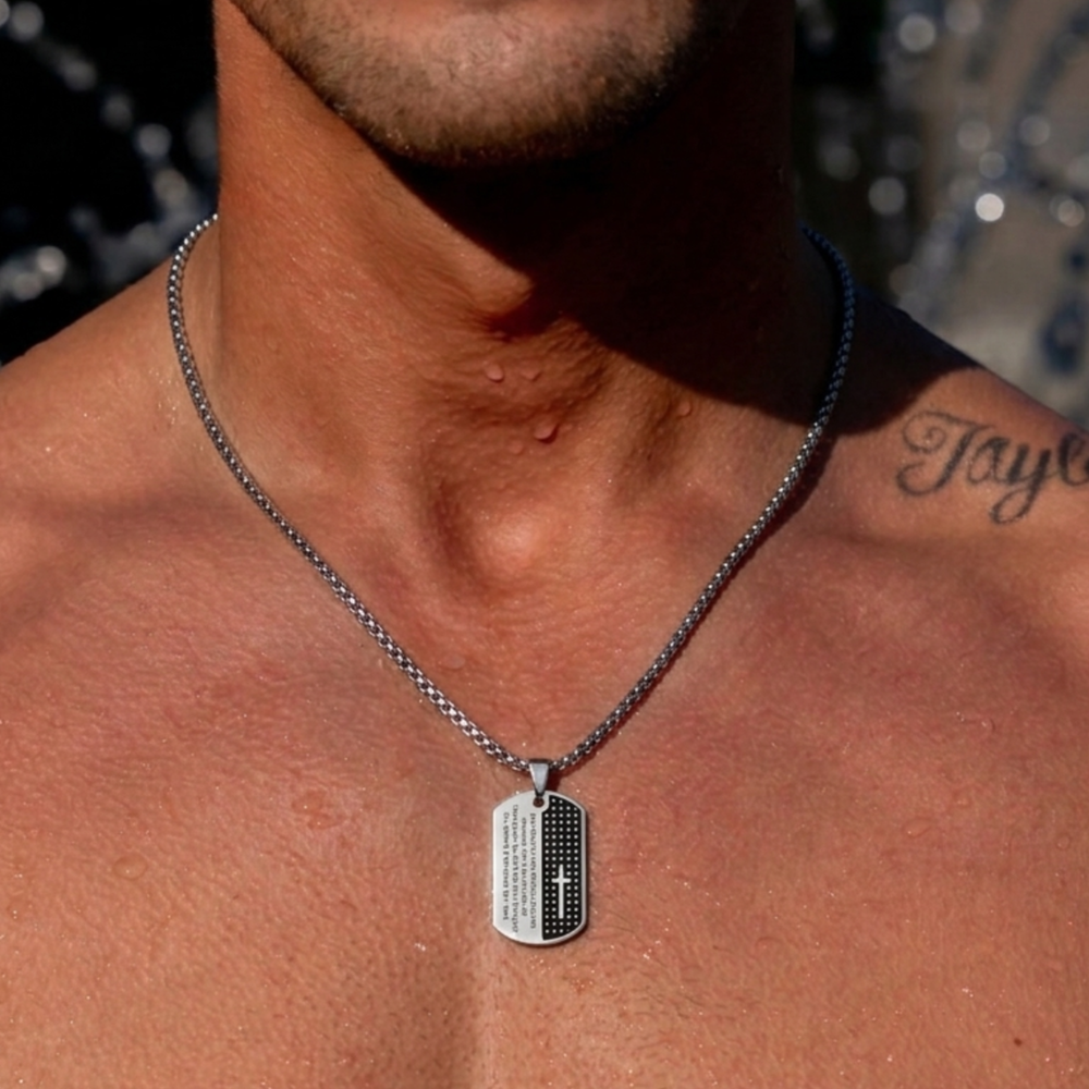 Herren Dog Tag Kreuz Halskette Silber Schwarz am Model getragen Lifestyle