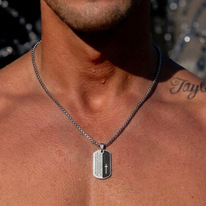 Herren Dog Tag Kreuz Halskette Silber Schwarz am Model getragen Lifestyle