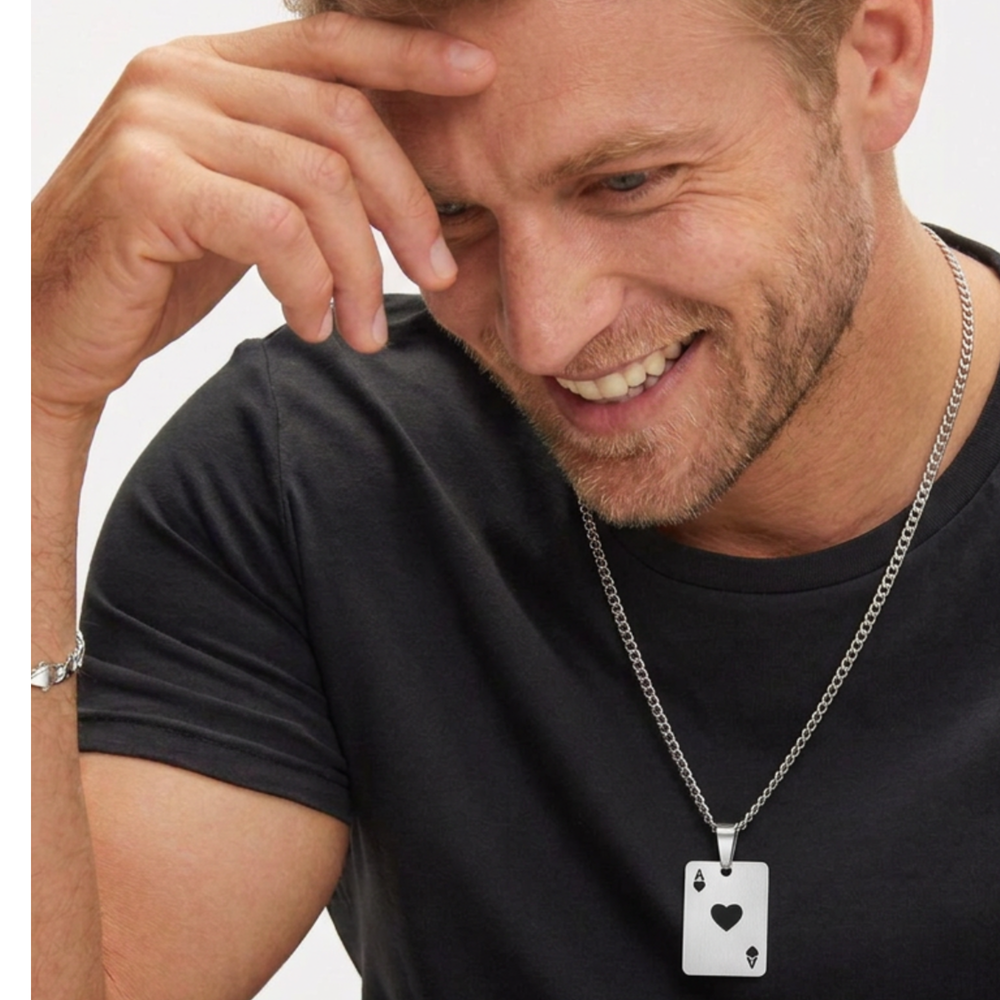 Herren Ace of Hearts Halskette Silber am Model getragen Lifestyle