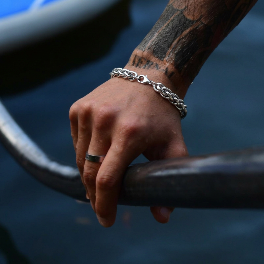 Mann mit tätowierten Armen trägt Rope Chain Armband aus 316L Edelstahl von ETERNAL