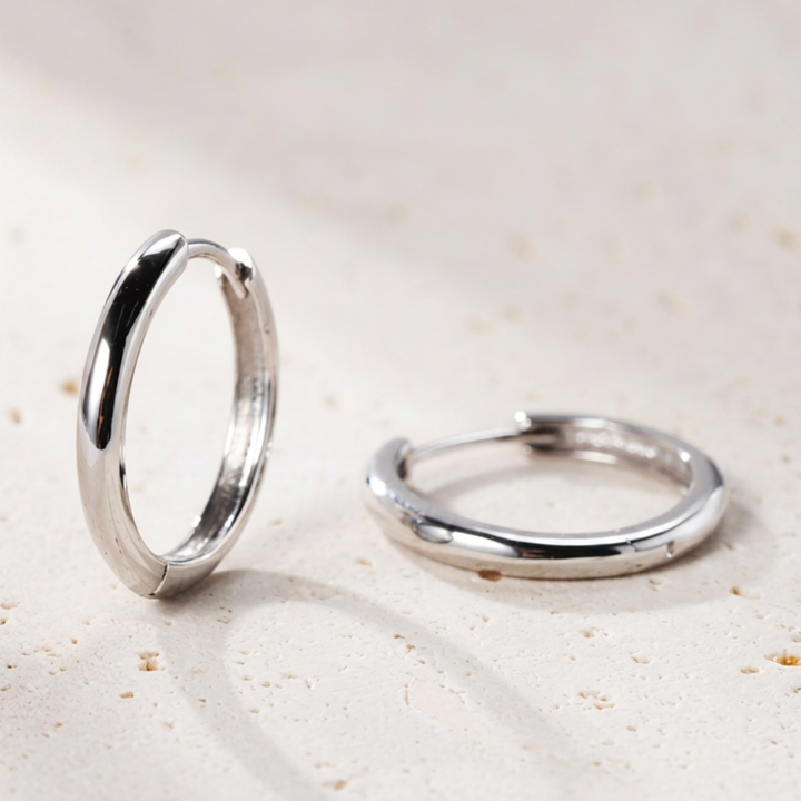Slim Hoop Creolen 316L Edelstahl von ETERNAL – Freisteller auf Sandstein-Hintergrund
