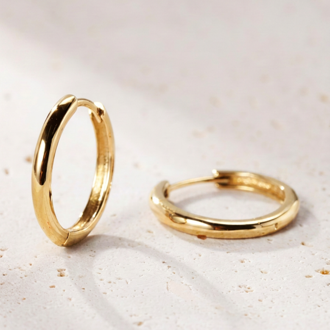 Gold Slim Hoop Creolen 316L Edelstahl von ETERNAL – Freisteller auf Sandstein-Hintergrund