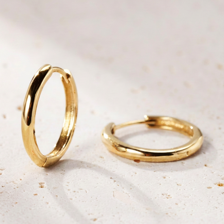 Gold Slim Hoop Creolen 316L Edelstahl von ETERNAL – Freisteller auf Sandstein-Hintergrund