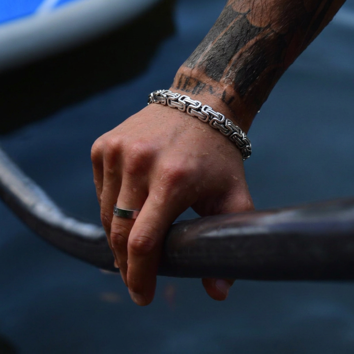 Mann trägt Byzantine Chain Armband aus 316L Edelstahl von ETERNAL am Handgelenk beim Training