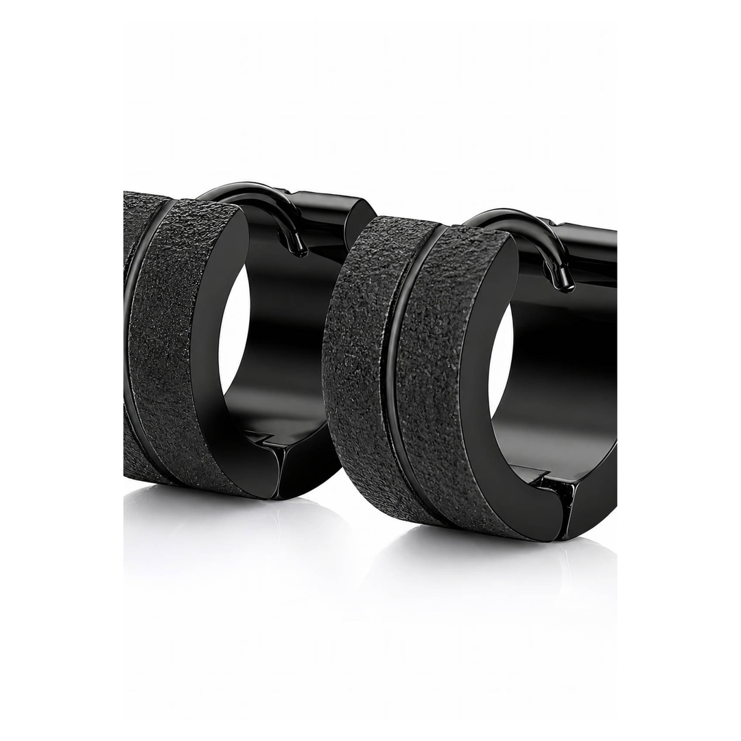 Sandblasted Black Huggie Creolen 316L Edelstahl von ETERNAL – Paar Freisteller auf weißem Hintergrund