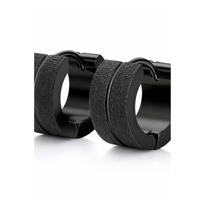 Sandblasted Black Huggie Creolen 316L Edelstahl von ETERNAL – Paar Freisteller auf weißem Hintergrund