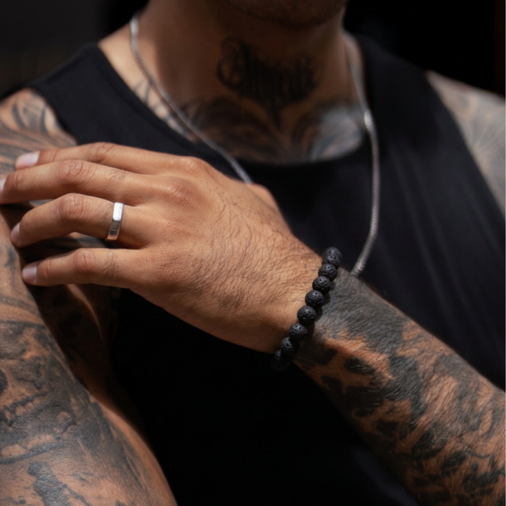 Herren Lavastein Perlenarmband schwarz am Handgelenk getragen Lifestyle